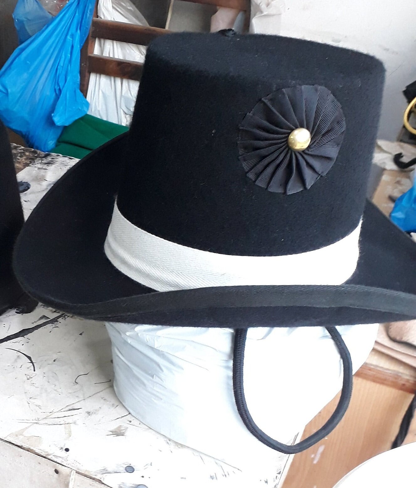 Black wide brim fedora with white bandana