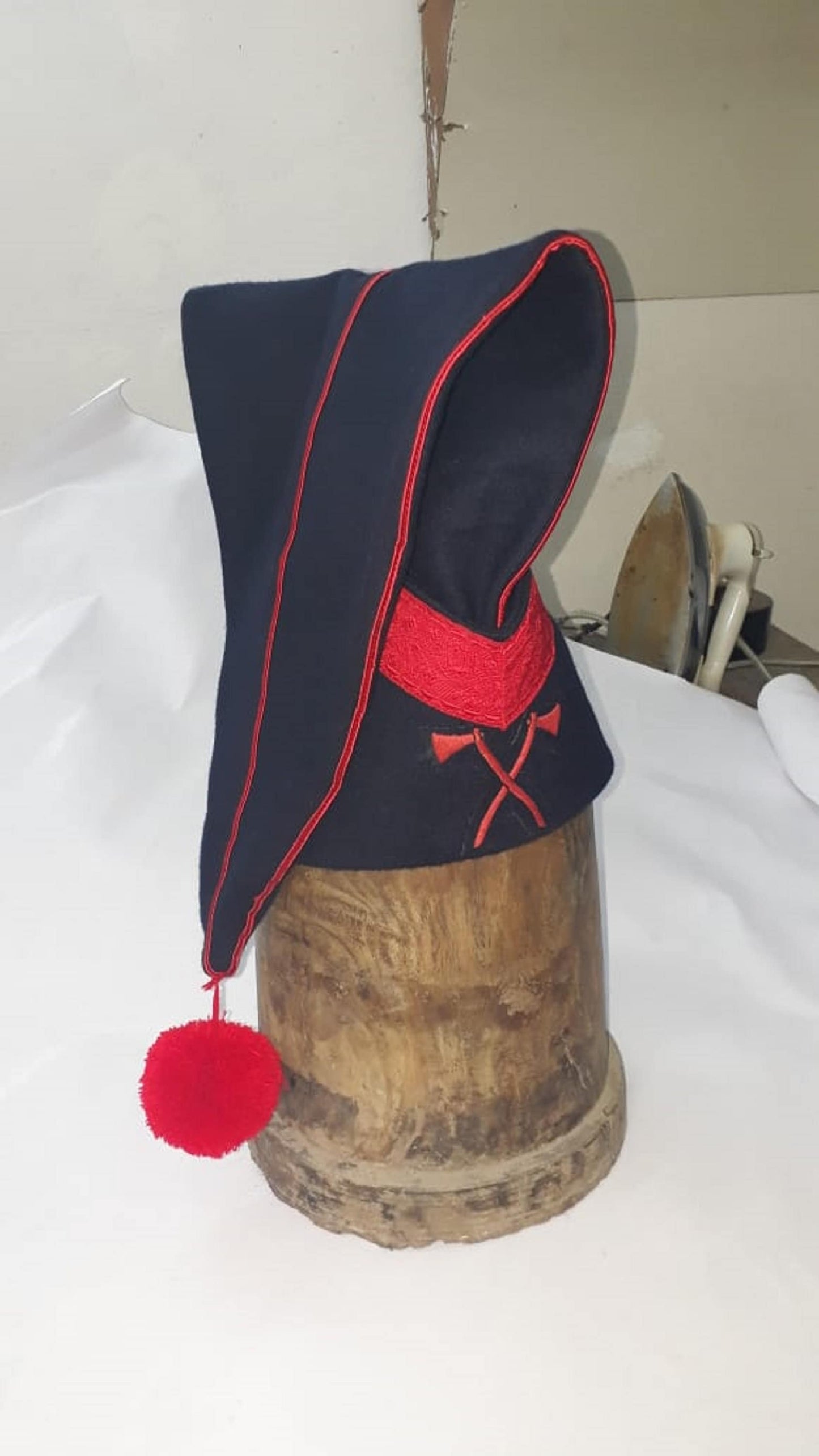 Forage cap for officer with one rank of braid and embroidered insignia