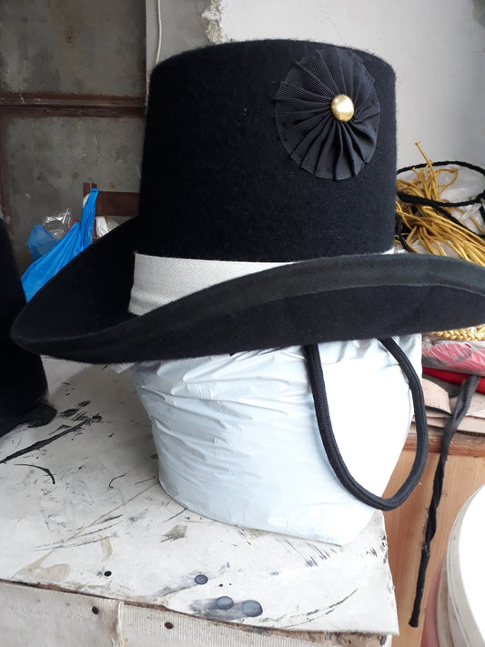 Black wide brim fedora with white bandana